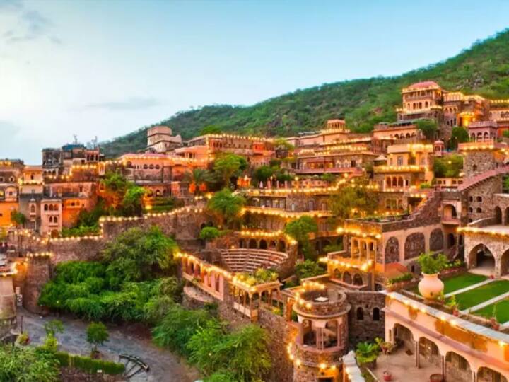 नीमराना फोर्ट पॅलेस, (अलवर) - राजस्थानमधील अलवर येथील नीमराना फोर्ट पॅलेस, ज्याचे आता हॉटेलमध्ये रूपांतर झाले आहे, ते देखील त्याच्या सौंदर्यासाठी ओळखले जाते. या लोकेशनवर प्री-वेडिंग फोटोशूट करू शकता.