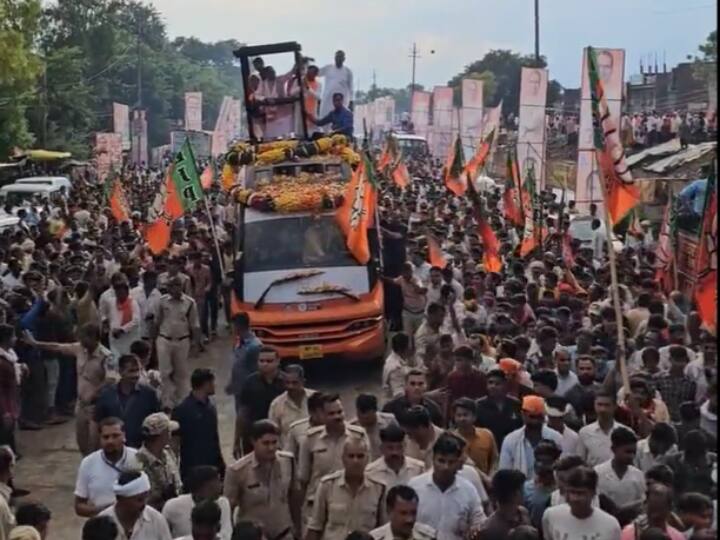 Shivraj Singh Chouhan Stops BJP Jan Ashirwad Yatra to Give Way for Ambulance in Morena Morena: रथ पर सवार CM शिवराज ने दिखाई सहृदयता, एंबुलेंस के लिए रुकवाई जन आशीर्वाद यात्रा