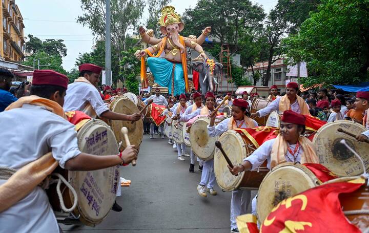 ढोलताशांच्या गजरात बाप्पाचं आगमन होत आहे.(Photo : PTI)