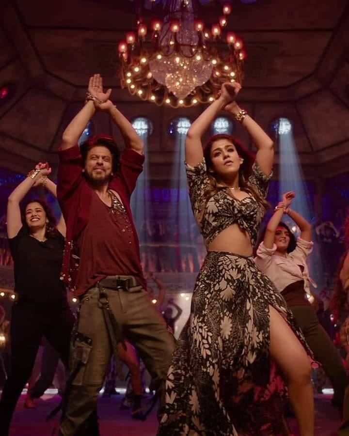 शाहरुख खान और नयनतारा की फिल्म ‘जवान’ ने रिलीज होते ही बॉक्स ऑफिस पर तहलका मचा दिया है. फिल्म ने मजह दो दिनों में करीब 120 करोड़ रूपए की शानदार कमाई कर ली है. वहीं फिल्म में शाहरुख और नयनतारा की केमिस्ट्री को भी काफी ज्यादा पसंद किया जा रहा है.