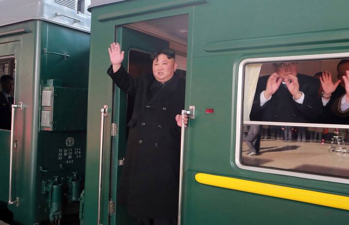 Kim Jong Un Special Train : उत्तर कोरियाचा हुकुमशाह किम जोंग उन नेहमीच कोणत्या न कोणत्या कारणामुळे प्रकाशझोतात असतो.