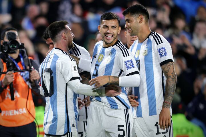 সেখান থেকে বাঁ পায়ের বাঁকানো শটে বিশ্বমানের গোল করেন মেসি। মেসির ফ্রি-কিকের সেই ভিডিও সোশ্যাল মিডিয়ায় ভাইরাল হয়েছে।