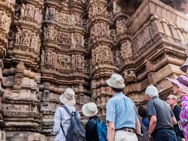खजुराहो, (मध्यप्रदेश) - मध्य प्रदेशातील खजुराहो हे त्याच्या पौराणिक वास्तुकलेसाठी ओळखले जाते. खजुराहोमध्ये प्री-वेडिंग फोटोशूटसाठी अनेक लोक येतात.