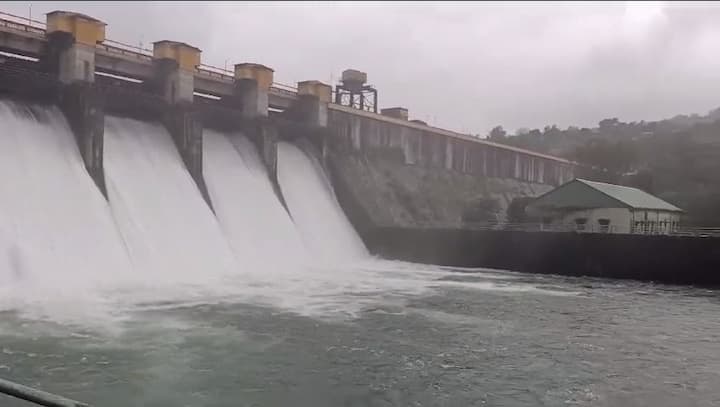 पावसाचा जोर वाढल्याने पवना धरण हे पूर्ण क्षमतेने भरलं असून धरणातून विसर्ग सुरु करण्यात आला आहे