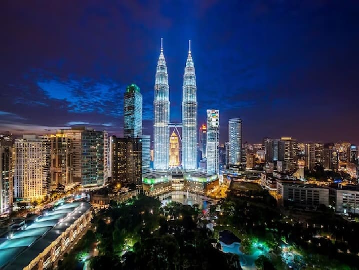 Singapore Malaysia Tour: अगर आप किफायती में सिंगापुर और मलेशिया की सैर करना चाहते हैं तो आईआरसीटीसी आपके लिए शानदार टूर लेकर आया हैं.