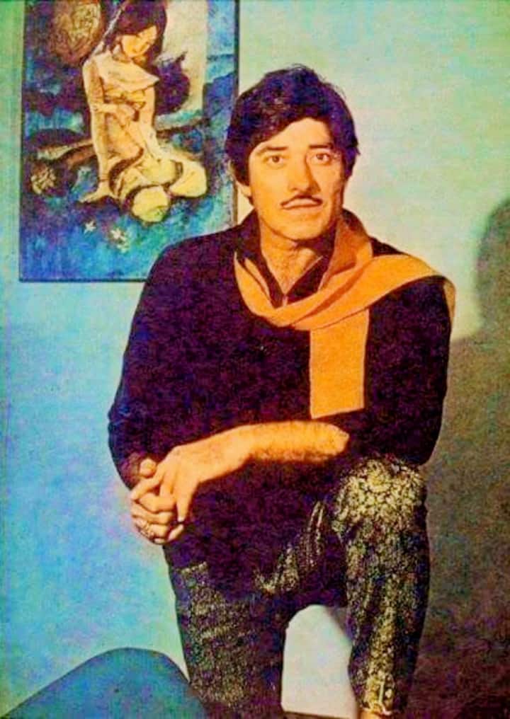 बता दें कि राजकुमार की मौत 3 जुलाई 1996 को कैंसर की वजह से हुई थी और उनके आखिरी सफर में सिर्फ उनका परिवार ही शामिल हुआ था.
