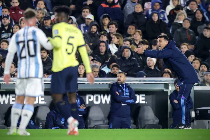 ২০২৬ বিশ্বকাপের যোগ্যতা অর্জন পর্বের প্রথম ম্যাচে ইকুয়েডরের বিরুদ্ধে আরও একবার আর্জেন্তিনার ত্রাতার ভূমিকায় অবতীর্ণ হলেন মেসি। তাঁর চোখধাঁধানো ফ্রি-কিক থেকেই ১-০ গোলে ম্যাচ জিতল আর্জেন্তিনা।