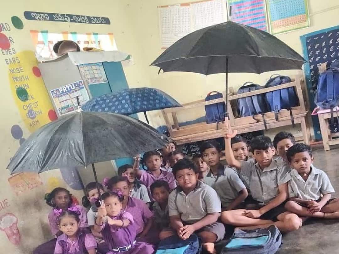 Srikakulam hiramandalam school students studies under umbrella in class rooms Srikakulam: క్లాస్ రూంలో గొడుగు కొంద పిల్లల చదువులు - క్షణక్షణం భయంతోనే పాఠాలు, ఇదేం దుస్థితి!