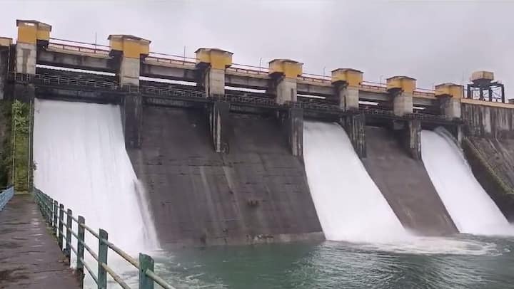 धरण क्षेत्रात पावसाचे प्रमाण पाहता सकाळी आठ वाजता पवना धरणाच्या सांडव्यावरुन 2100 क्यूसेक विसर्ग करण्यात आला.