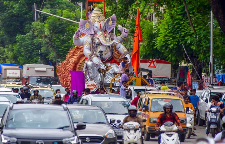 मुंबईत मोठ्या मंडळांच्या बाप्पांच्या आगमनाला सुरुवात झाली आहे.(Photo : PTI)