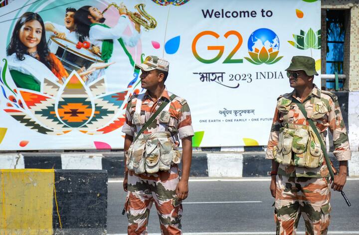 परदेशी पाहुण्याच्या स्वागतासाठी नवी दिल्ली सज्ज झाली आहे. नवी दिल्लीमध्ये सुरक्षेची चोख व्यवस्था करण्यात आली आहे. वाहतूक व्यवस्थेतही मोठा बदल करण्यात आला आहे. (PC:PTI)