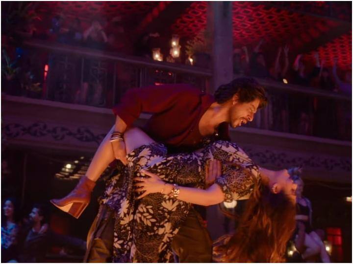 शाहरुख खान स्टारर फिल्म जवान सिनेमाघरों में 7 सितंबर को जन्माष्टमी के मौके पर रिलीज हुई थी. फिल्म का ओपनिंग डे बेहद शानदार रहा था और इसने कमाई के मामले में हिस्ट्री क्रिएट कर दी.