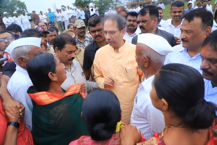 आज जरी पाऊस सुरू झाला असला तरी या पावसामुळे करपलेली पिकं वाचणार नाहीत, त्यामुळे सरकारनं तात्काळ पंचनामे सुरू करावे अशी मागणी ठाकरेंनी यावेळी केली.