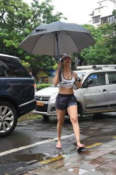 Malaika Arora: એક્ટ્રસ મલાઈકા અરોરા યોગ સેન્ટર બહાર સ્પોટ થઈ, જુઓ શાનદાર તસવીરો