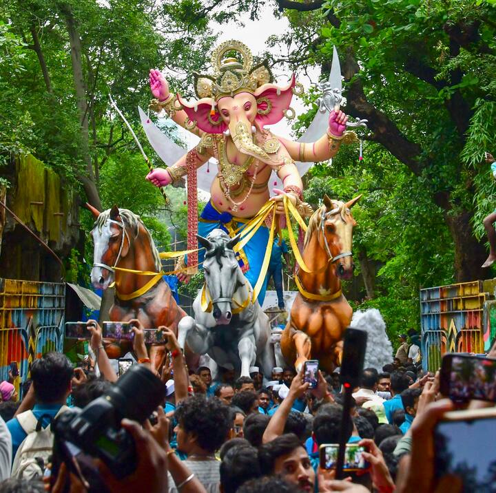 अवघ्या काही दिवसांवर आलेल्या गणेशोत्सवामुळे आताच वातावरण प्रसन्नमय झालं आहे. (Photo : PTI)