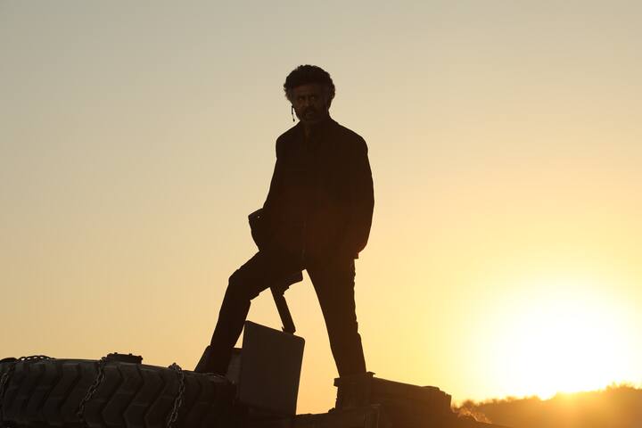 பாலிவுட்டில் இருந்து டைகர் ஷ்ரோஃப், மாலிவுட்டில் இருந்து மோகன் லால், சாண்டல்வுட்டில் இருந்து சிவராஜ் குமார் என மூவரும் சிறப்பு தோற்றத்தில் நடித்து மாஸ் காட்டினர்.