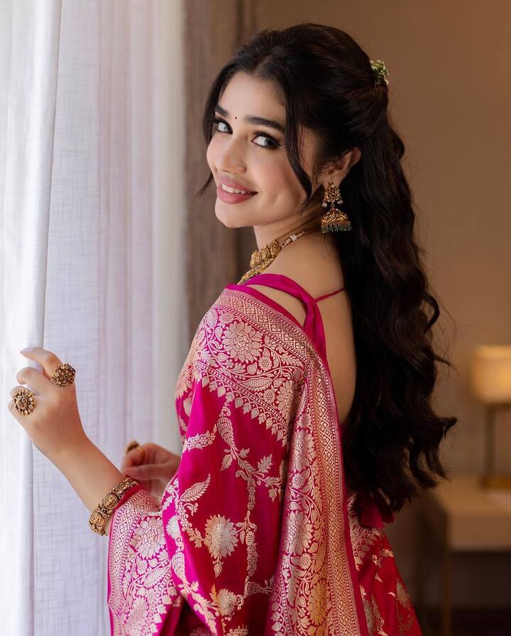 'ఉప్పెన' సినిమాతో తెలుగు వెండితెరకి హీరోయిన్గా ఎంట్రీ ఇచ్చింది కృతి శెట్టి. మొదటి సినిమాతోనే తన అందం అభినయంతో యూత్ ని విపరీతంగా ఆకట్టుకుంది.