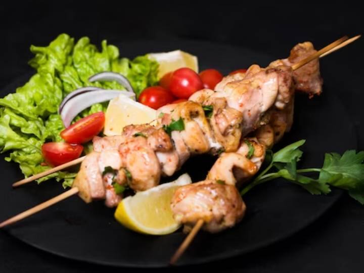 दही कबाब को आप किसी पार्टी की मेजबानी करने की सोच रहे हैं तो मेनू में स्वादिष्ट दबी कबाब जरूर एड करें. एक तो इसे बनाना बेहद आसान है और यह आपके गेस्ट को काफी ज्यादा पसंद भी आएगी. इसे बनाने के लिए कम से कम तेल का इस्तेमाल होता है. यह हेल्थ और सेहत के लिए शानदार रेसिपी है.