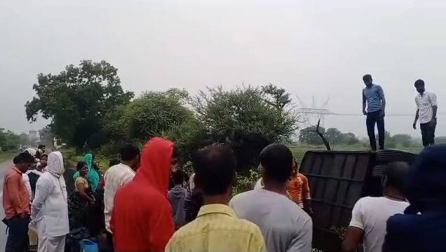 बसमध्ये 35 प्रवासी होते.  अनियंत्रित होऊन बस सुरुवातीला झाडाला धडकली आणि नंतर पलटी झाली.