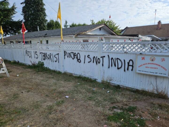 Canada Khalistani supporters vandalized another Hindu temple written anti india slogan Canada Hindu Temple: कनाडा में एक और हिंदू मंदिर में खालिस्तानी समर्थकों ने की तोड़फोड़, लिखा- पंजाब इज नॉट इंडिया...