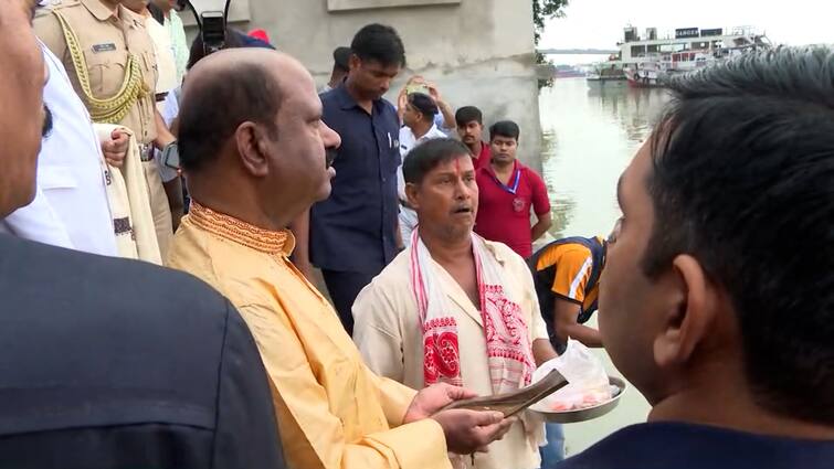 Governor CV Ananda Bose Worships At Gwalior Ghat Praying For The Success Of G20 Summit Governor CV Ananda Bose:জি২০ সম্মেলনের সাফল্য কামনায় গোয়ালিয়র ঘাটে গঙ্গাপুজো রাজ্যপালের