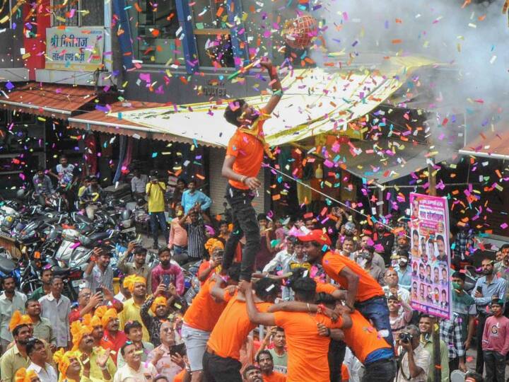 Krishna Janmashtami 2023 Dahi Handi Celebration Muslim Mumbai police Aslam Shaikh broke pot win cash prize Dahi Handi 2023: भिवंडी में 'गोविंदा' की दो टीमों के बीच हुए विवाद के बाद पुलिस ने फोड़ी हांडी, मिला ये इनाम