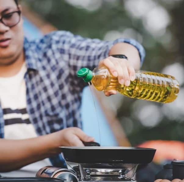 ਦਰਅਸਲ ਕਈ ਖੋਜਾਂ ਵਿੱਚ ਇਹ ਪਾਇਆ ਗਿਆ ਹੈ ਕਿ ਜੇਕਰ ਭੋਜਨ ਵਿੱਚ ਸੈਚੂਰੇਟਿਡ ਫੈਟ ਦੀ ਜ਼ਿਆਦਾ ਵਰਤੋਂ ਕੀਤੀ ਜਾਂਦੀ ਹੈ ਜਾਂ ਜੇਕਰ ਬਨਸਪਤੀ ਤੇਲ ਦੀ ਜ਼ਿਆਦਾ ਵਰਤੋਂ ਕੀਤੀ ਜਾਂਦੀ ਹੈ ਤਾਂ ਇਹ ਬਹੁਤ ਖਤਰਨਾਕ ਸਾਬਤ ਹੋ ਸਕਦੀ ਹੈ। ਅਜਿਹੇ ਖਾਣ ਵਾਲੇ ਤੇਲ ਆਪਣੀ ਰਸੋਈ 'ਚੋਂ ਤੁਰੰਤ ਹਟਾ ਦਿਓ ਨਹੀਂ ਤਾਂ ਇਹ ਕੈਂਸਰ ਦਾ ਕਾਰਨ ਬਣ ਸਕਦੇ ਹਨ।