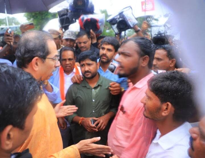 शिवसेना नेहमी बळीराजासोबत आहे, असे म्हणत उद्धव ठाकरेंनी शेतकऱ्यांना धीर दिला