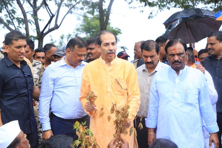 उद्धव ठाकरे दौऱ्यावर असताना अचानक एका विद्यार्थ्याने ठाकरे यांना शिदोरी भेट दिली.