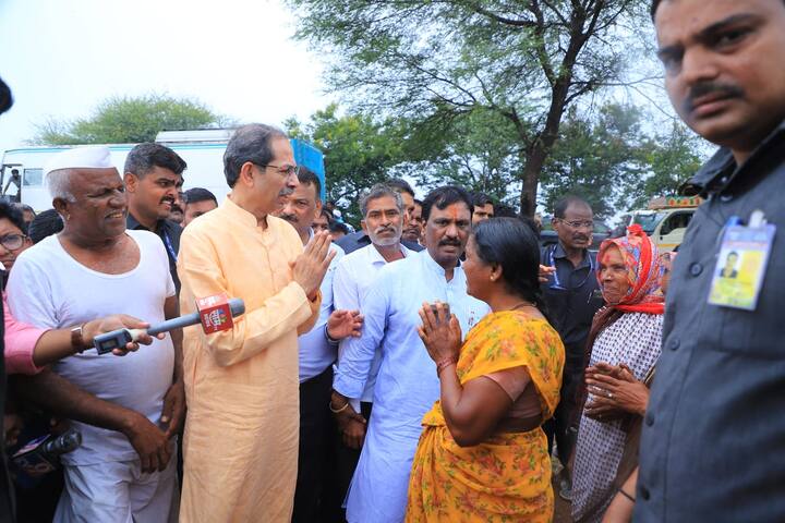 दुष्काळसदृश्य परिस्थिती असल्याने शेती पिकांचे मोठं नुकसान होण्याची भीती शेतकऱ्यांनी व्यक्त केली.