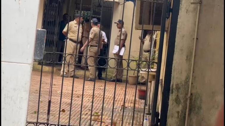 Mumbai News two accused commit suicide in lockup In 15 days in Mumbais police station Mumbai News : मुंबईत 15 दिवसात दोन आरोपींची लॉकअपमध्ये आत्महत्या, पोलिसांच्या लॉकअप सुरक्षेवर प्रश्न
