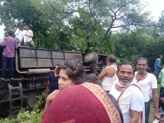Buldhana Accident : चालकाला झोप आल्याने बस आधी झाडाला धडकली, नंतर पलटली