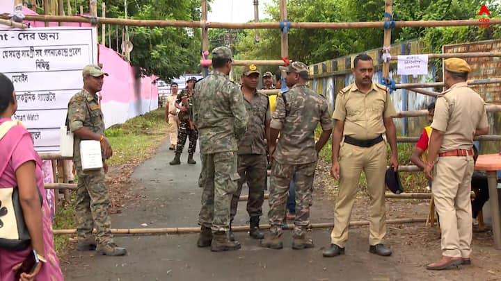 উপনির্বাচনে ত্রিমুখী প্রতিদ্বন্দ্বিতার ফল কী হবে? নিশ্চিদ্র নিরাপত্তায় মুড়ে ফেলা হয়েছে গণনাকেন্দ্র, পঞ্চায়েত নির্বাচন থেকে অভিজ্ঞতা নিয়ে, কাউকে ধারে পাশে ঘেঁষতে দিচ্ছে না। 