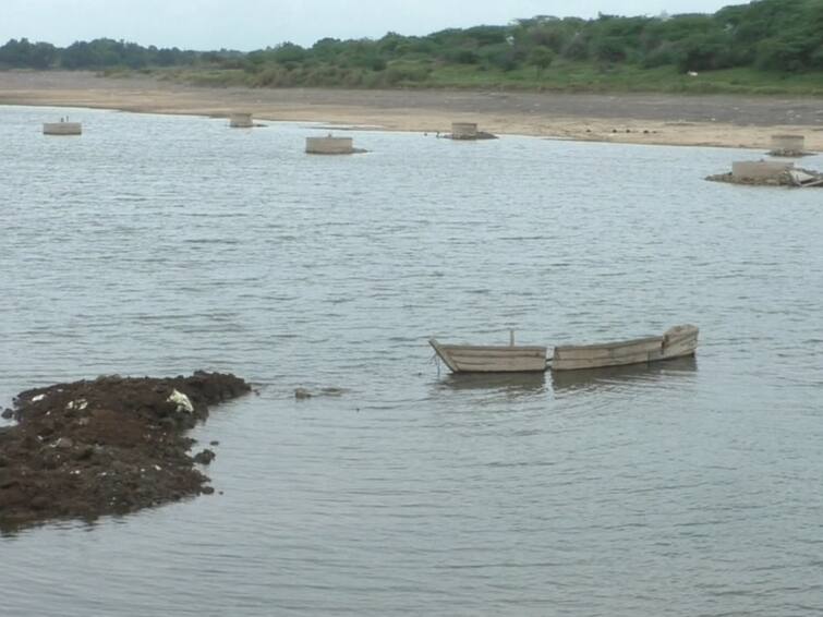 Maharashtra News Pandharpur Sangola water release  from Ujani dam but no decision to for crops उजनी धरणातून पाणी सोडण्याचा निर्णय, मात्र पिकांना एक पाळी पाणी सोडण्याबाबत निर्णय न झाल्यानं बळीराजा चिंतेत