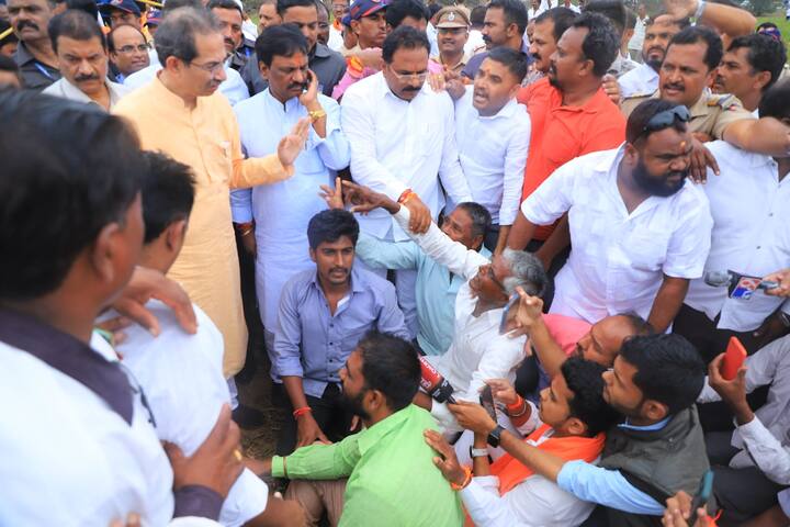 पावसाअभावी पिकं करपून गेली असताना, शेतकऱ्यांना कुणी वाली नाही. घटनाबाह्य सरकारचं शेतकऱ्यांकडे लक्ष नाही, असेही उद्धव ठाकरे म्हणाले.