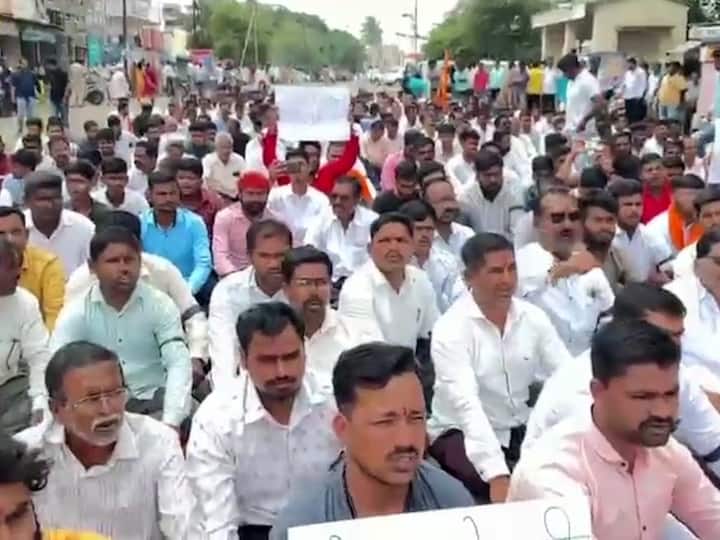 जालना जिल्ह्यातील आंतरवाली सराटी येथे मराठा आंदोलकांना झालेल्या मारहाणीचा निषेध व्यक्त करण्यासाठी मोर्चा काढण्यात आलेला.