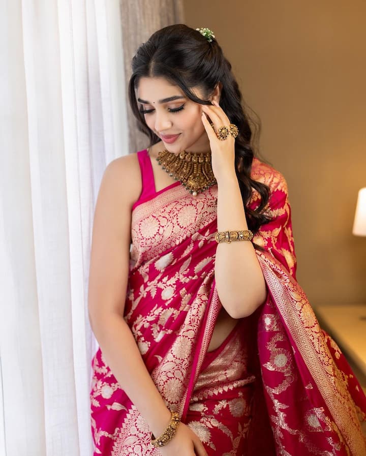 శారీ కట్టడంతో పాటు ప్రేక్షకులకు కృతి శెట్టి ఓ సందేశం కూడా ఇచ్చారు. అది ఏమిటంటే? స్మైల్ ఇవ్వడంతో షైన్ అవ్వాలని పేర్కొన్నారు. (Image Courtesy : krithi.shetty_official / Instagram)