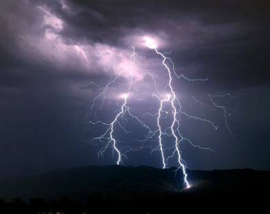 मुंबईसह ठाण्यात देखील पावसानं हजेरी लावली आहे