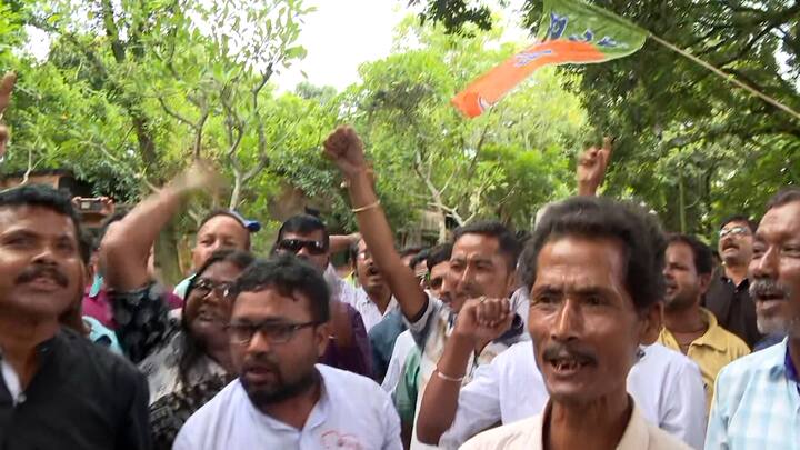 প্রথম রাউন্ডের শেষে বিজেপি পেয়েছে ৮ হাজার ৮৯২ ভোট। প্রথম রাউন্ডে তৃণমূল প্রার্থীর প্রাপ্ত ভোট ৭ হাজার ৩২৮। কংগ্রেস সমর্থিত বাম প্রার্থীর প্রাপ্ত ভোট ১ হাজার ৩১০।