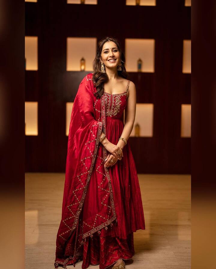 తాజాగా ఈ ముద్దుగుమ్మ పోస్టు చేసిన ఫోటోలు వైరల్ అవుతున్నాయి.Photo Credit: Raashi Khanna/ Instagram