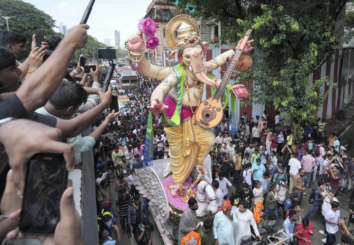 न आठवड्यांवर आलेल्या गणेसोत्सवासाठी आताच वातावरण आनंदमय झालं आहे. (Photo : PTI)
