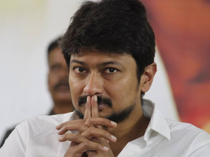 அமைச்சர் உதயநிதி ஸ்டாலின் வெளியிட்டுள்ள பதிவில், “திரைப்பட இயக்குநரும், நடிகருமான அண்ணன் மாரிமுத்து அவர்களின் மரணம் அதிர்ச்சியையும், மன வேதனையையும் தருகிறது. அவருடைய மறைவுக்கு என் ஆழ்ந்த இரங்கல். அவரை பிரிந்து வாடும் குடும்பத்தினர், நண்பர்கள், திரையுலகினர் மற்றும் ரசிகர்களுக்கு என் ஆறுதலை தெரிவித்துக்கொள்கிறேன்” என தெரிவித்துள்ளார்.