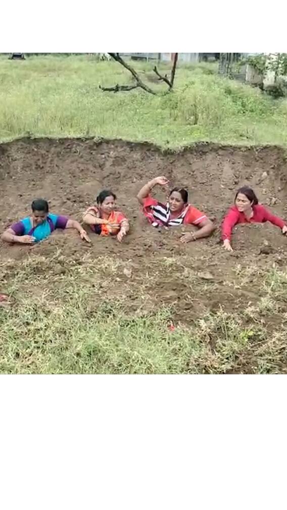 मराठा आरक्षणासाठी बीडमध्ये महिलांनी स्वतःला गाडून घेतलं
