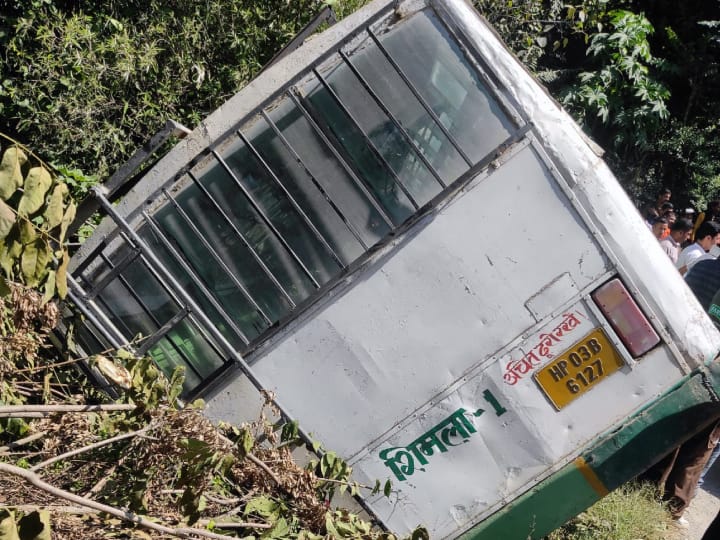HRTC Bus accident in sainj Shimla of Himachal Pradesh, 10 Passengers Injured ann Shimla Bus Accident: पहाड़ों में अचानक अनियंत्रित हुई बस, सड़क से नीचे गिरी, पेड़ ने बचाई जान, 10 यात्री घायल
