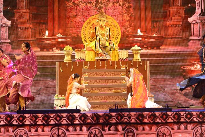 More than 350 feet area in the pandal was devoted to tableaus, in which the devotees also got a unique opportunity to witness a glimpse of the pastimes of Shri Krishna. Devotees were found participating and clicking photographs in these exhibitions with eagerness and enthusiasm. (Image Source: PR Handout)