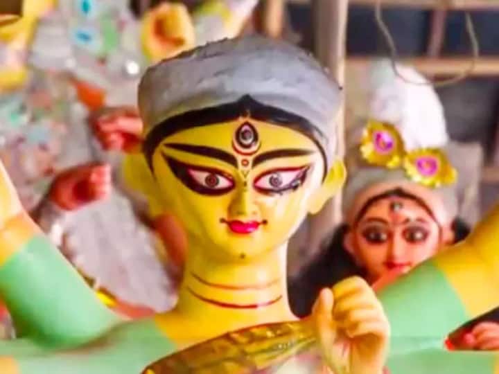 कुमोरतुली, (कोलकाता) - तुम्हाला कलात्मक थीमवर आधारित तुमचे प्री-वेडिंग फोटोशूट ठेवायचे असेल, तर हे लोकेशन त्यासाठी योग्य आहे. हे स्थान एक कलात्मक वातावरण देणार आहे.