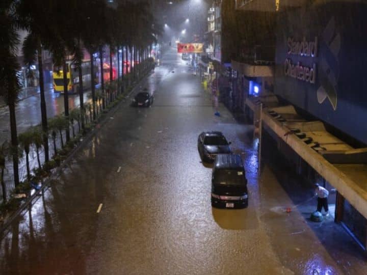 Hong Kong Floods Heaviest Rain in 140 Years Submerged City Metro Stations Hong Kong Flood: बाढ़ में डूबा हांगकांग, 140 साल में हुई सबसे ज्यादा बारिश, सड़कें-मेट्रो स्टेशन हुए जलमग्न
