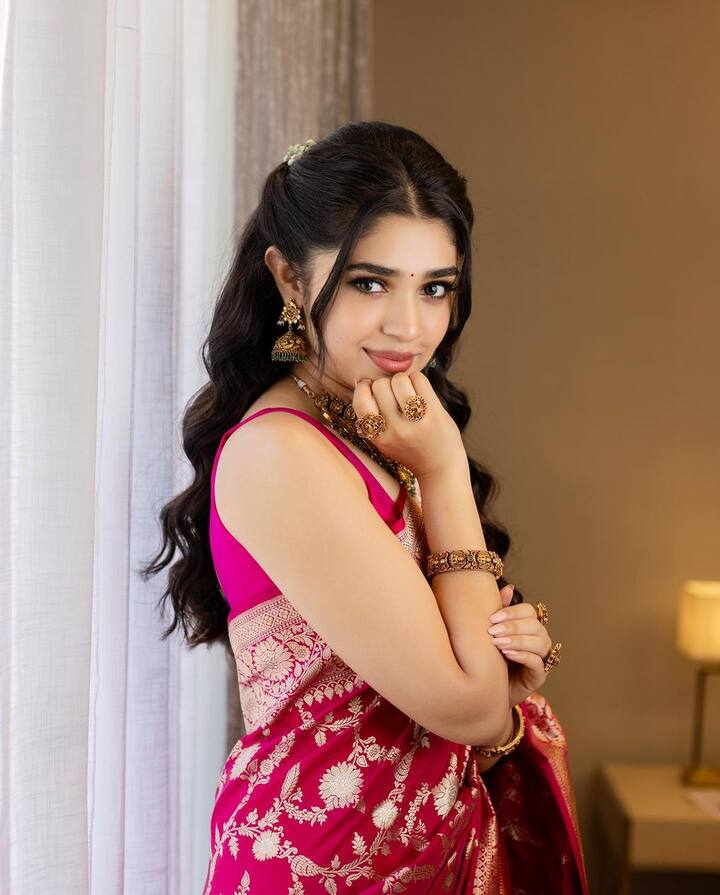 ఇక సోషల్ మీడియాలో మాత్రం ఈ మధ్య గ్లామర్ డోస్ బాగా పెంచి హాట్ హాట్ ఫోటోలను షేర్ చేస్తోంది.