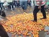 Tomato Price : 200 रुपये किलोनं विकणारं टोमॅटो दोन रुपयांवर, शेतकरी आक्रमक; रस्त्यावर केला 'लाल चिखल' 