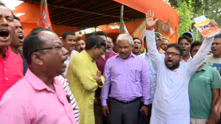 BJP Workers In Celebration Mode:গণনা শেষ হতে এখনও বেশ কয়েক রাউন্ড বাকি। কিন্তু প্রথম রাউন্ড শেষে দেখা যায়, এগিয়ে গিয়েছেন বিজেপি প্রার্থী তাপসী রায়। তার পর থেকেই জয়ের আনন্দ বিজেপি শিবিরে।